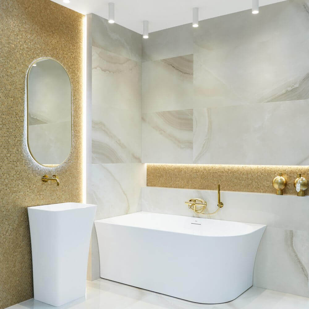Marmur i złoto w łazience - jak stworzyć wnętrze godne królowej? 