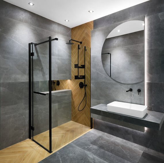 łazienka szaro drewniana z prysznicem