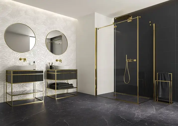 Łazienka biało czarna glamour z elementami złota 