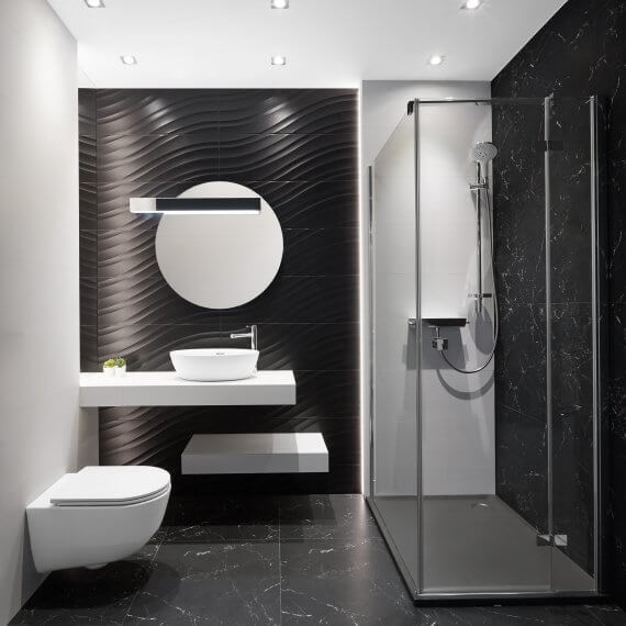biało-czarna łazienka z prysznicem