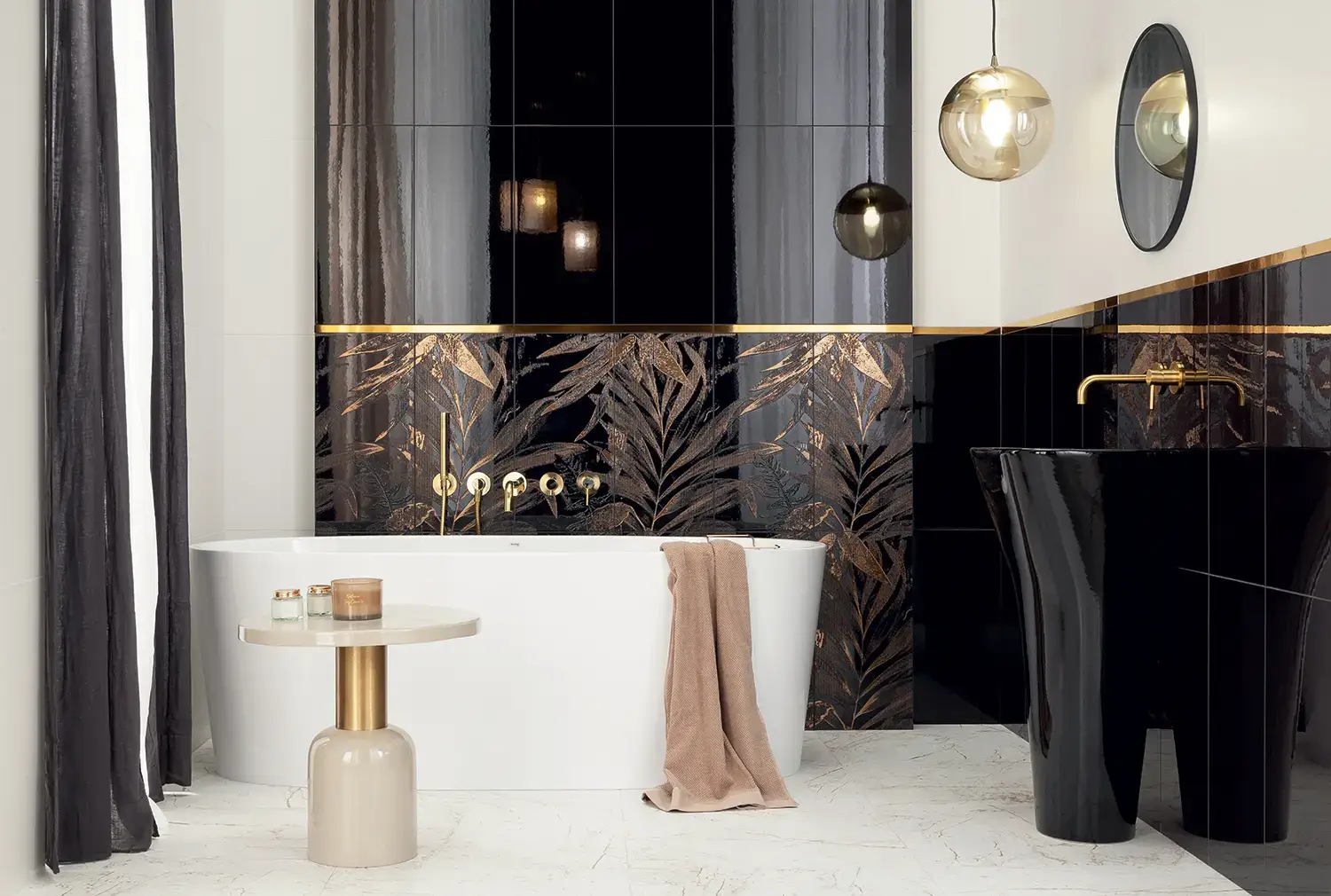 Bogato zdobiona łazienka glamour złota