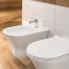 Miska bidetowa do szaro-białej łazienki z drewnem