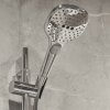 słuchawka prysznicowa aranżacja łazienki w stylu naturalnym