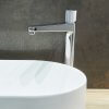 Bateria umywalkowa Contour chrom omnires w łazience z czarnym grzejnikiem 