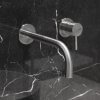 łazienka z kamienia i drewna tiber steel bateria trend