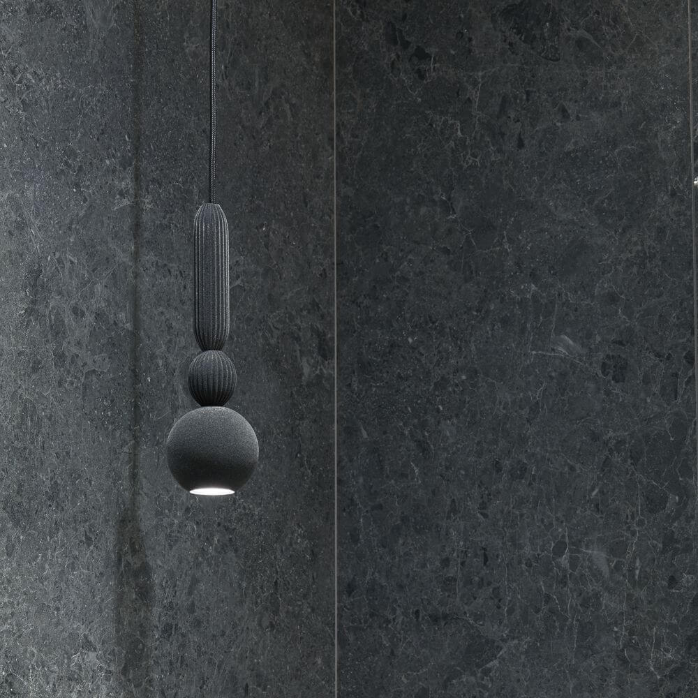 Łazienka w stylu nowoczesnym z czarnymi płytkami Limestone Belgium Black