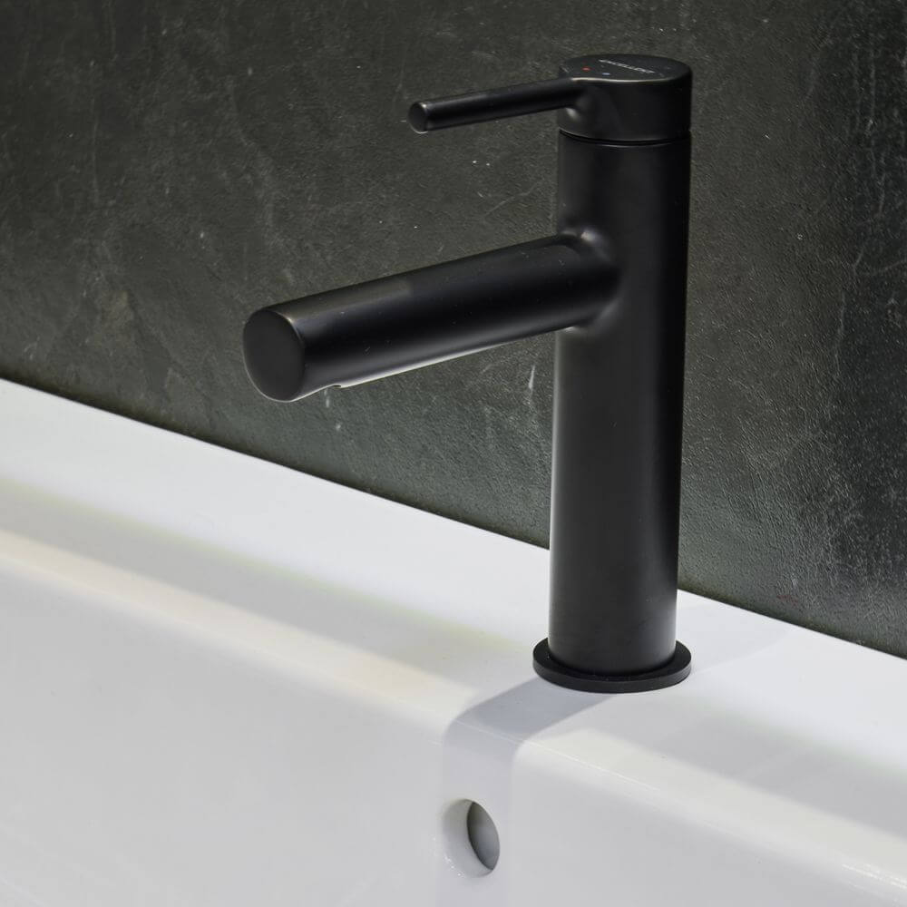 Kontrast w nowoczesnej łazience czarne płytki Gekko Black Mat