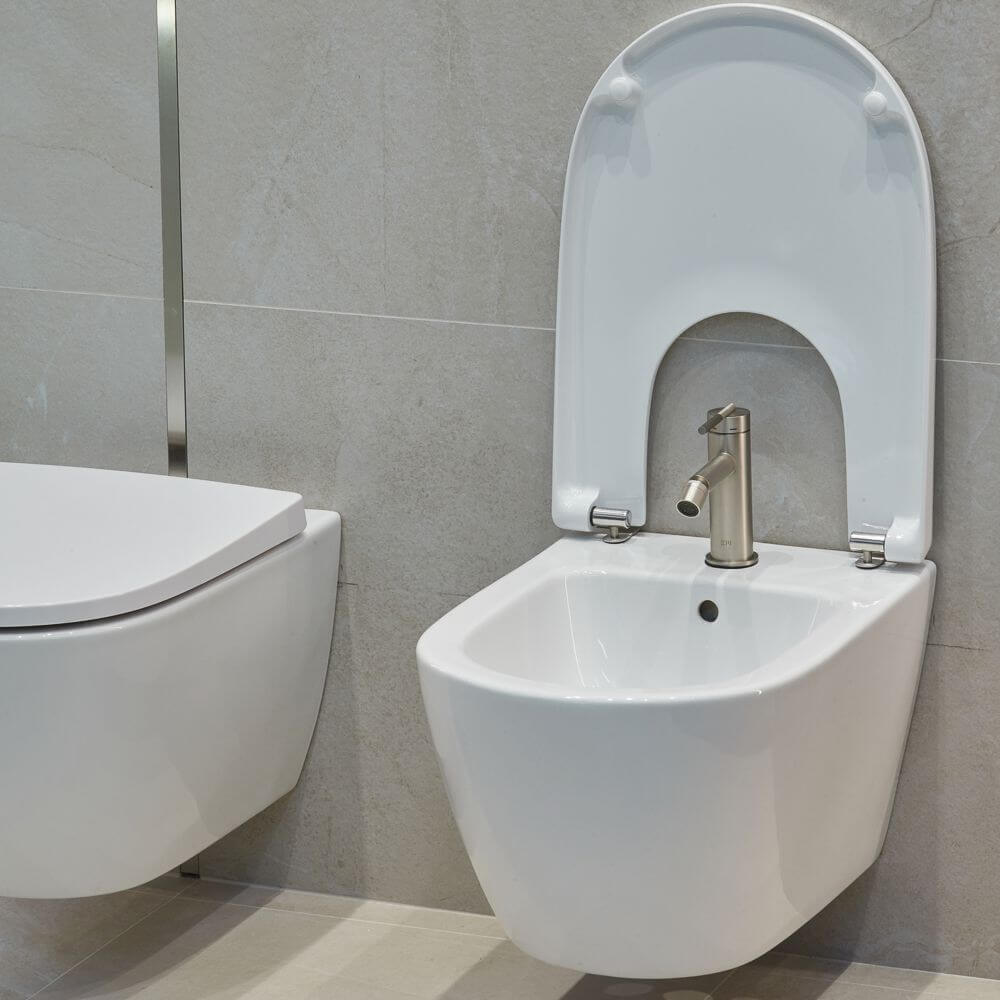 Subtelna elegancja w odcieniach brązu i beżu z użyciem płytek Grand Cave Ivory Str