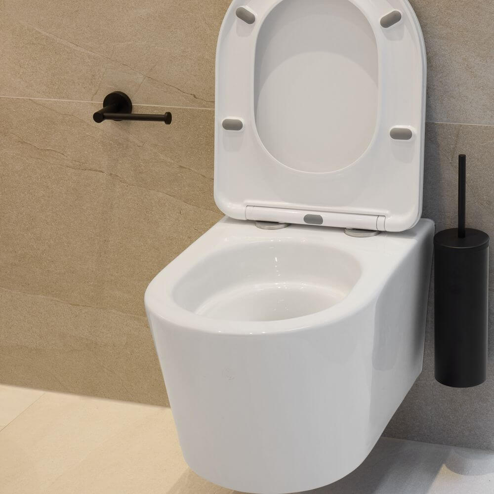 Nowoczesna łazienka w stylu spa z płytkami Halley White i czarną armaturą