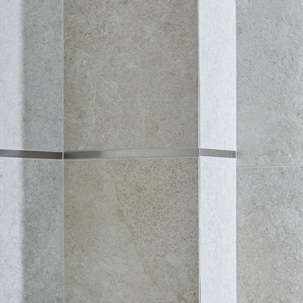 Minimalistyczna aranżacja z płytkami Limestone
