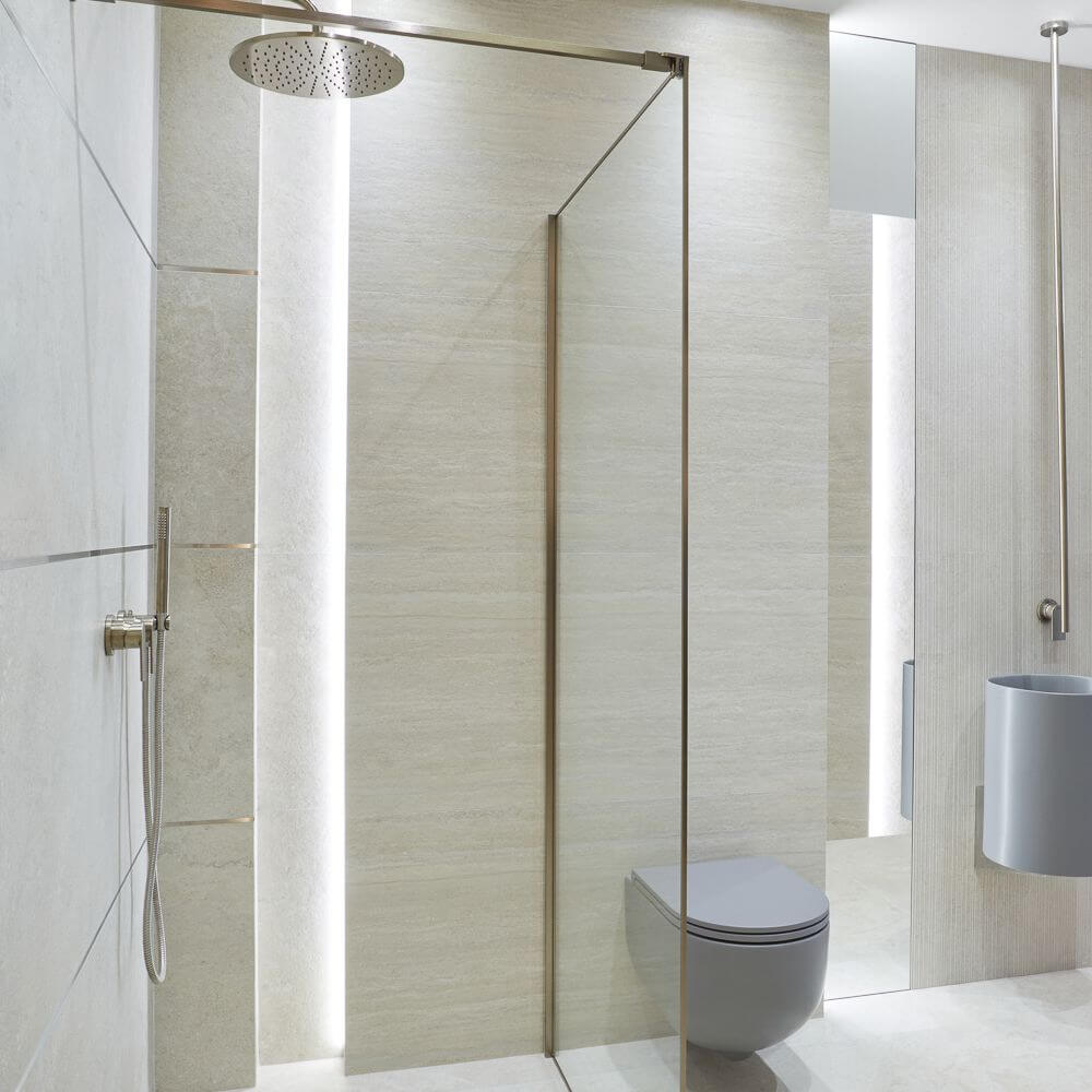 Minimalistyczna aranżacja z płytkami Limestone