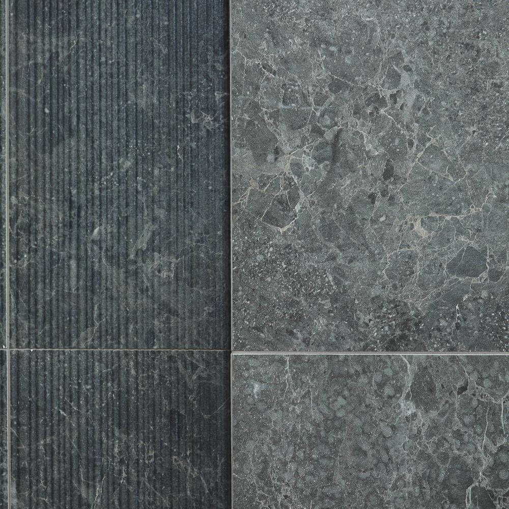 Łazienka w stylu nowoczesnym z czarnymi płytkami Limestone Belgium Black