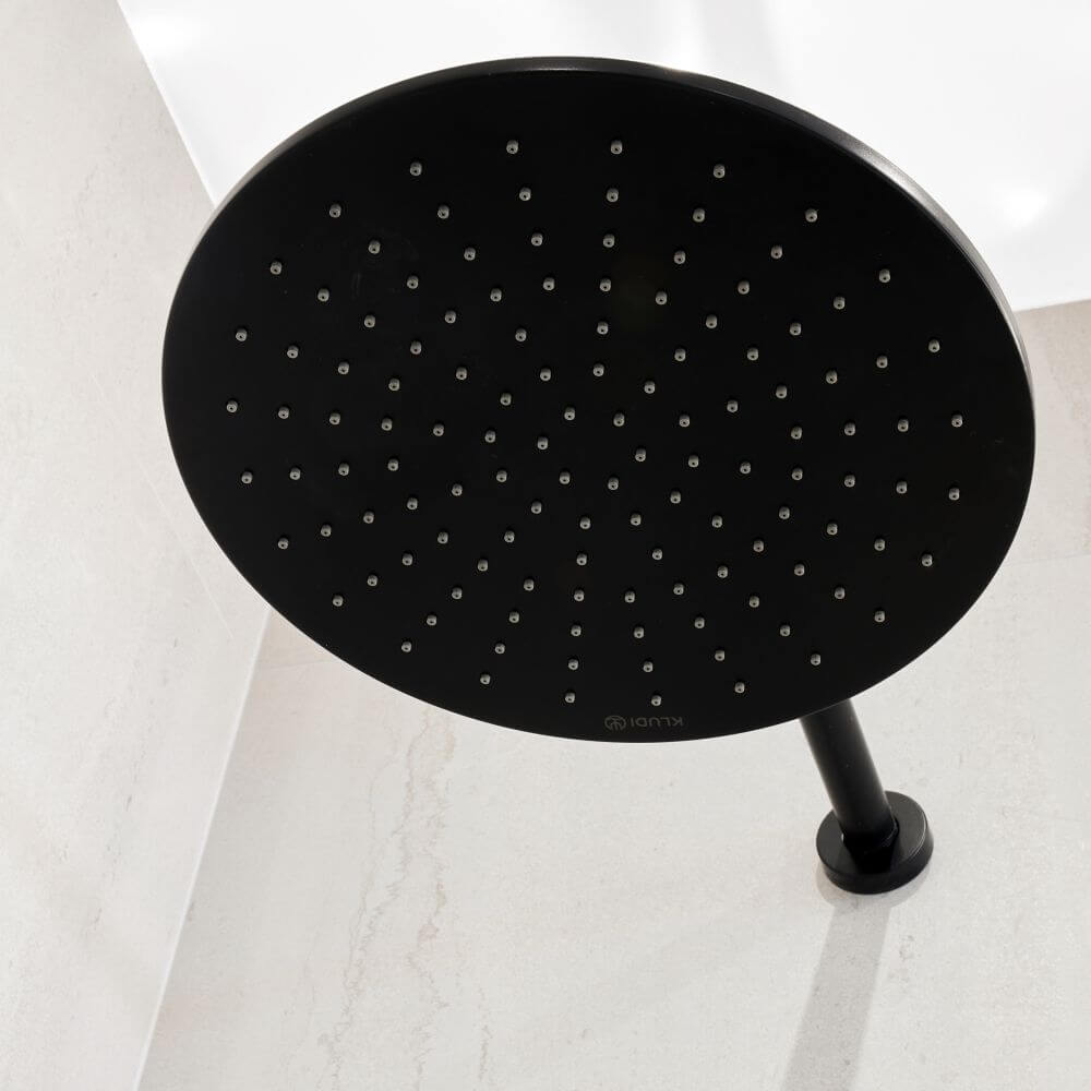 Minimalistyczna łazienka z płytkami Double White Linear Mat