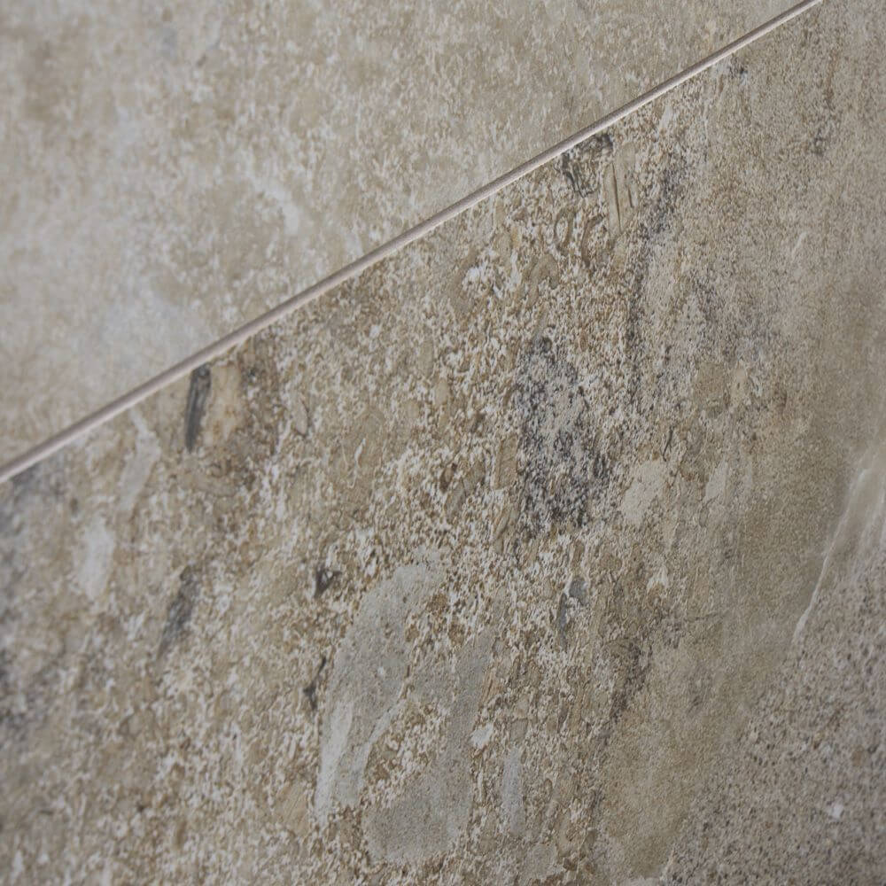 Łazienka w stylu glamour z płytkami Stone Art White i geometrycznym wzorem