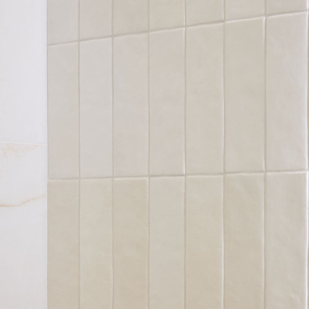 Łazienka w stylu glamour z płytkami Blanco Mare Gold