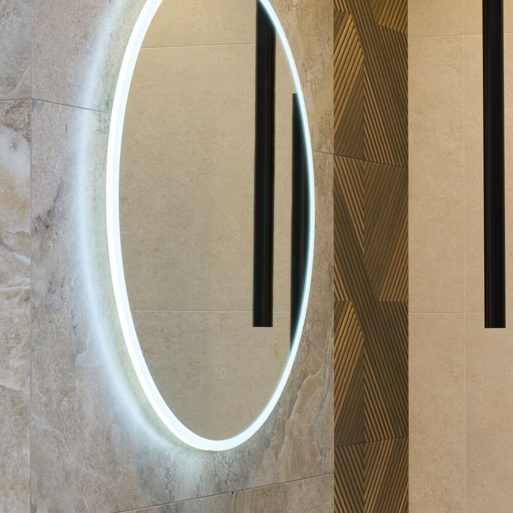 Łazienka w stylu glamour z płytkami Stone Art White i geometrycznym wzorem
