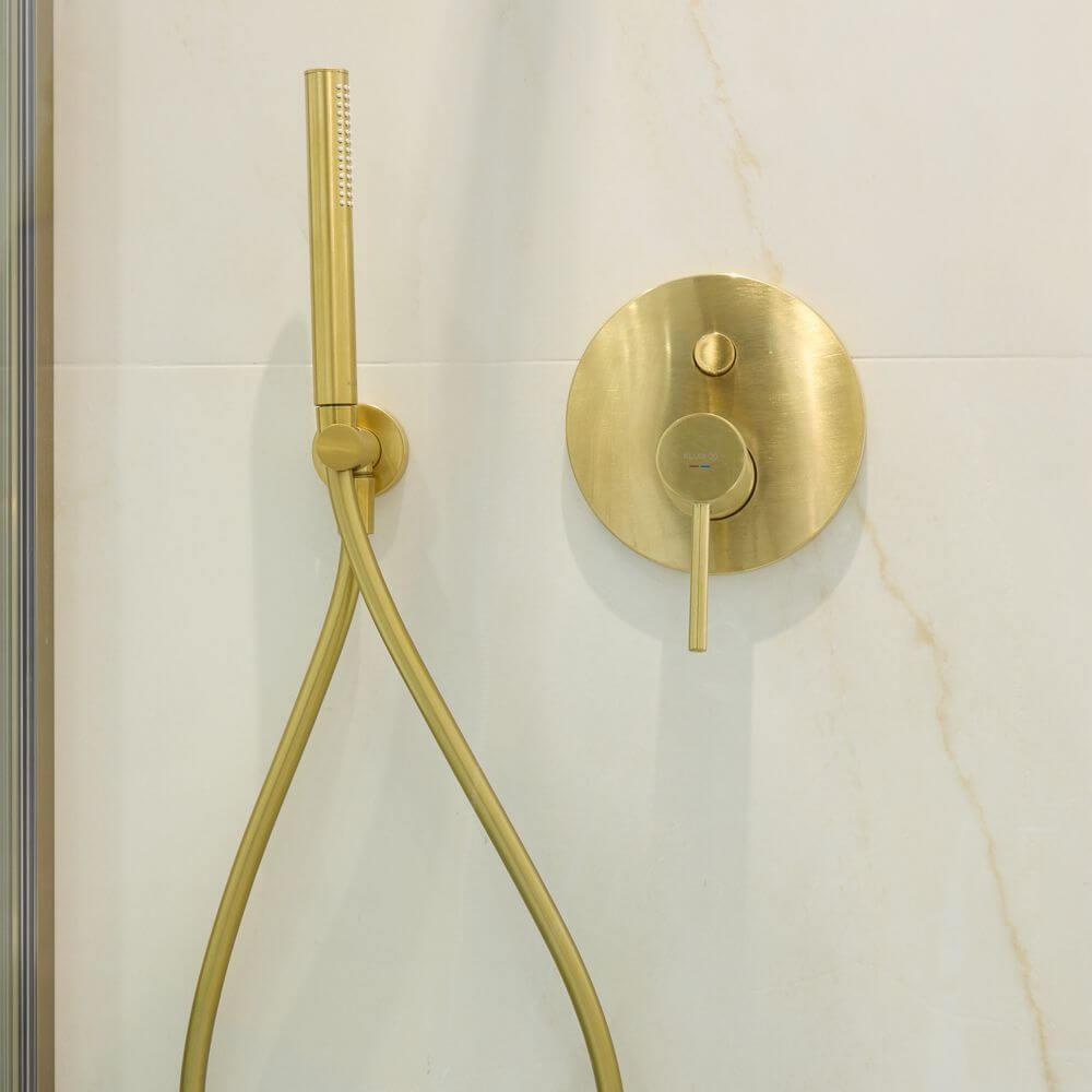 Łazienka w stylu glamour z płytkami Blanco Mare Gold