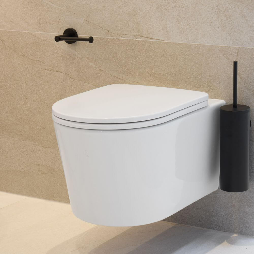 Nowoczesna łazienka w stylu spa z płytkami Halley White i czarną armaturą