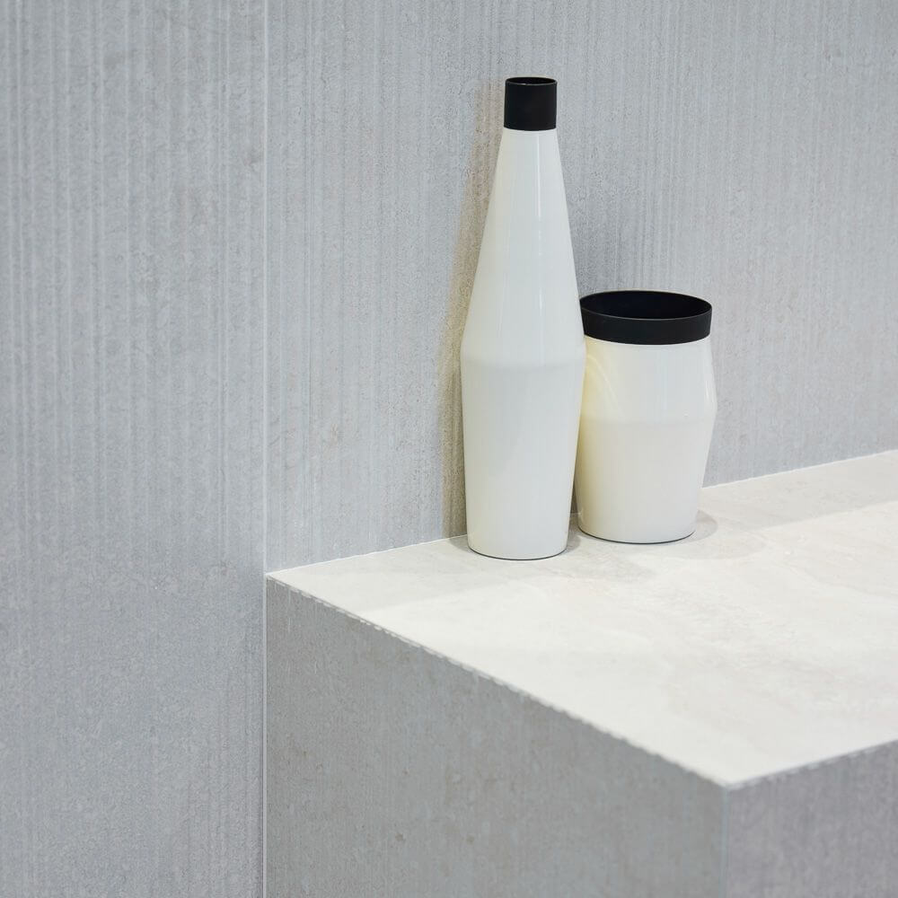 Łazienka w chłodnych odcieniach z płytkami Authentic Lux Stone Montpellier Cannete