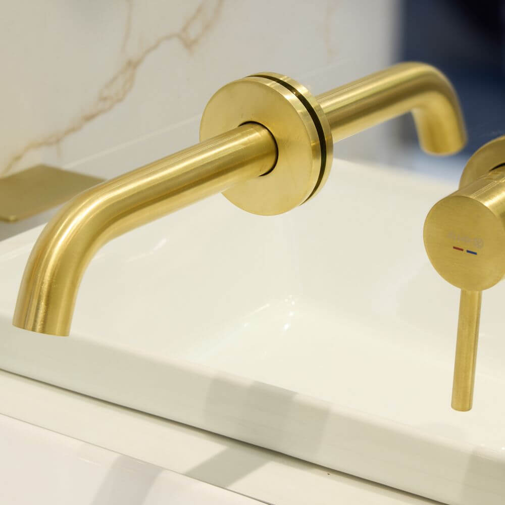 Łazienka w stylu glamour z płytkami Blanco Mare Gold