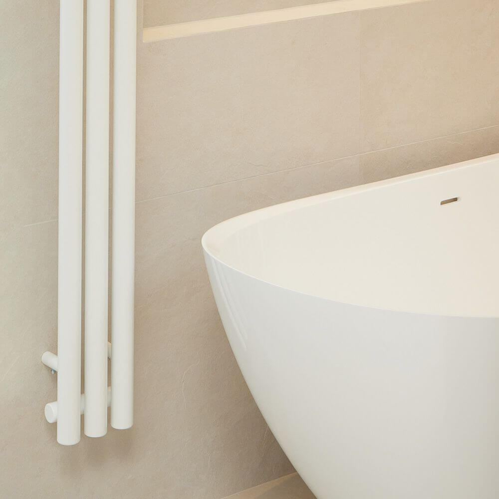 Minimalistyczna łazienka z płytkami Ash Beige