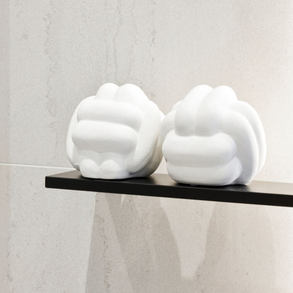 Minimalistyczna łazienka z płytkami Double White Linear Mat