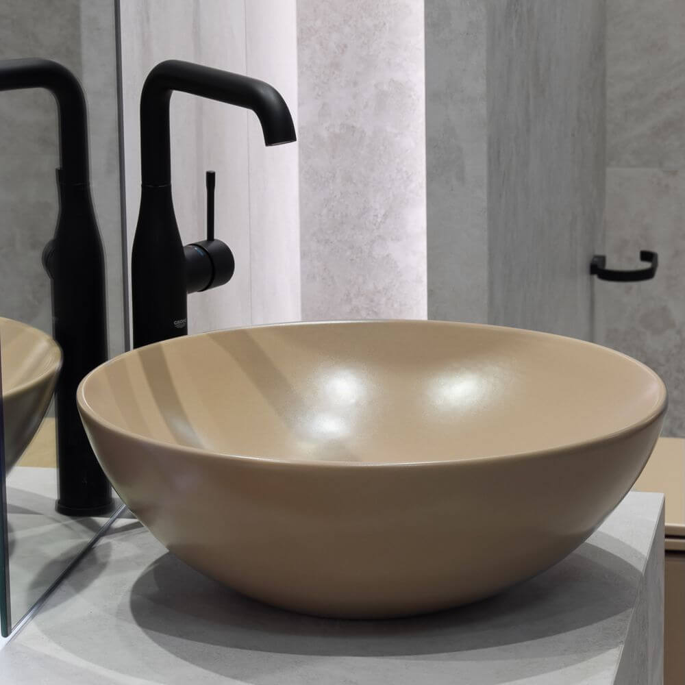 Nowoczesna łazienka z płytkami Rock Salt Gold Naturale Florim