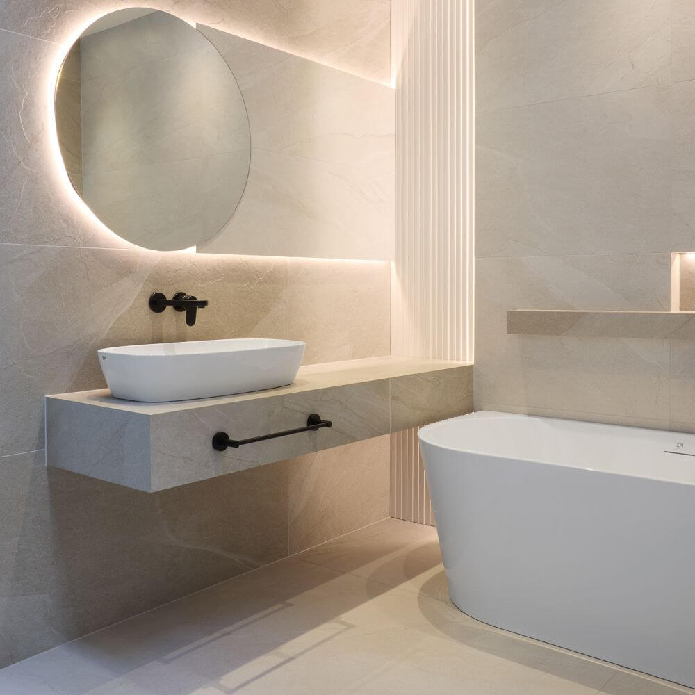 Nowoczesna łazienka w stylu spa z płytkami Halley White i czarną armaturą
