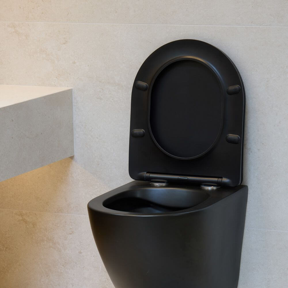 Łazienka w stylu glamour z płytkami Stone Art White i geometrycznym wzorem