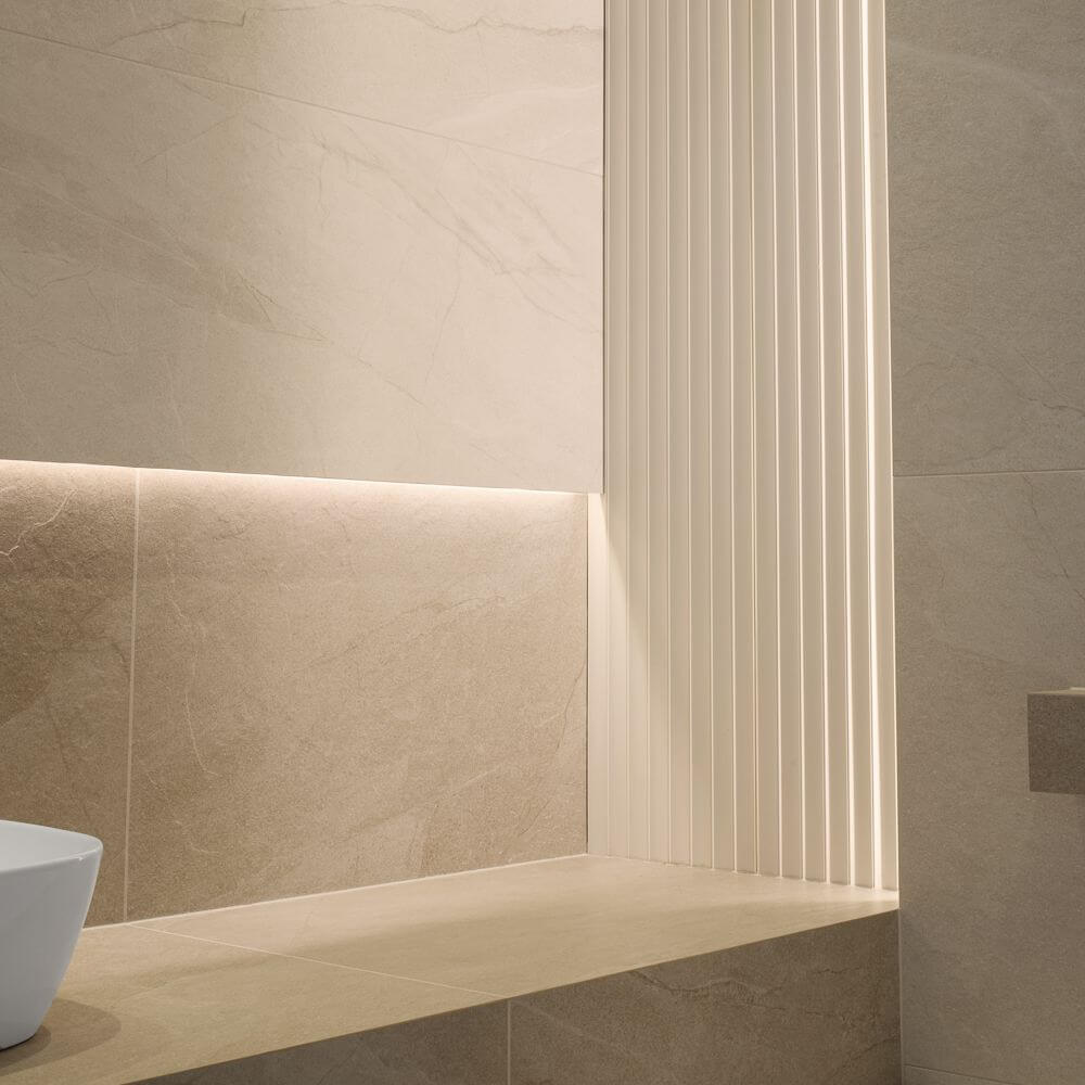 Nowoczesna łazienka w stylu spa z płytkami Halley White i czarną armaturą