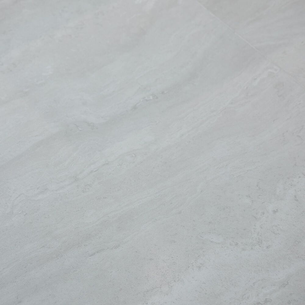 Łazienka w chłodnych odcieniach z płytkami Authentic Lux Stone Montpellier Cannete