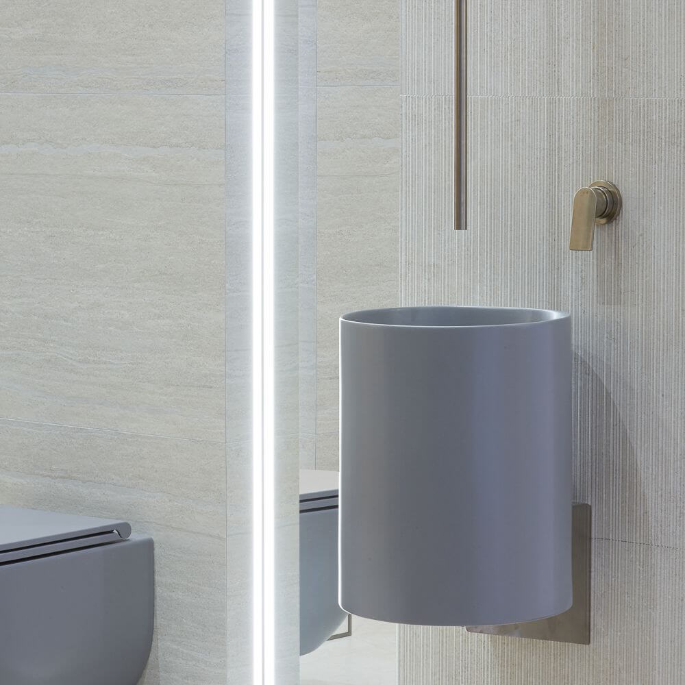 Minimalistyczna aranżacja z płytkami Limestone