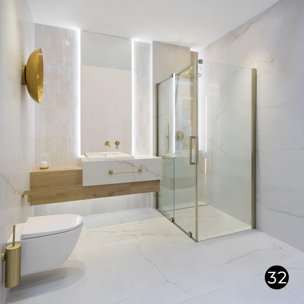 Łazienka w stylu glamour z płytkami Blanco Mare Gold
