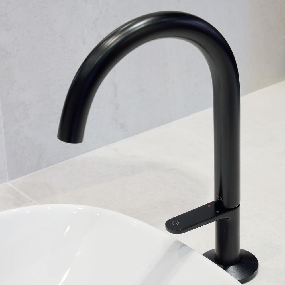 Łazienka w chłodnych odcieniach z płytkami Authentic Lux Stone Montpellier Cannete