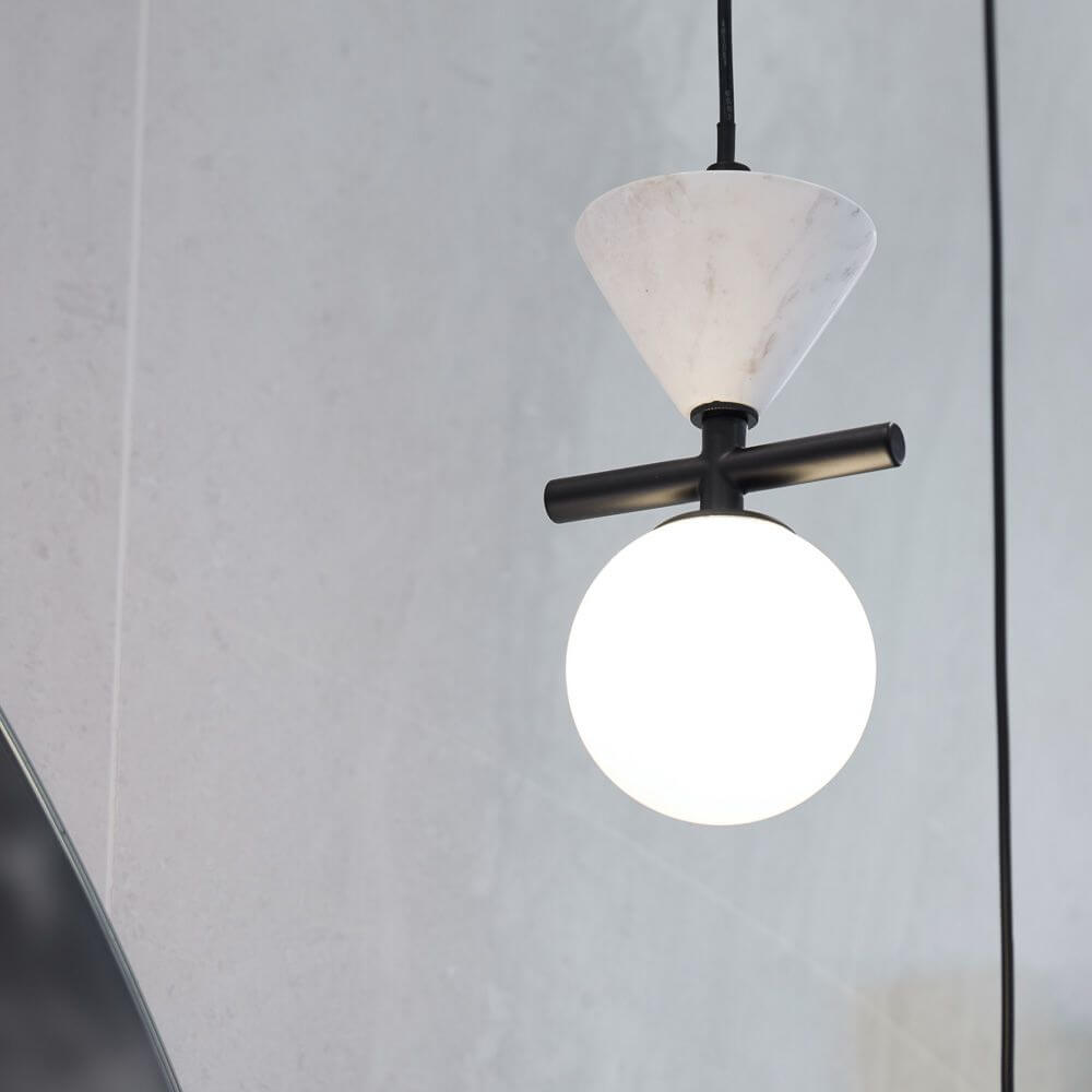 Łazienka w chłodnych odcieniach z płytkami Authentic Lux Stone Montpellier Cannete
