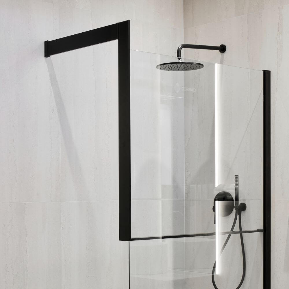 Minimalistyczna łazienka z płytkami Double White Linear Mat