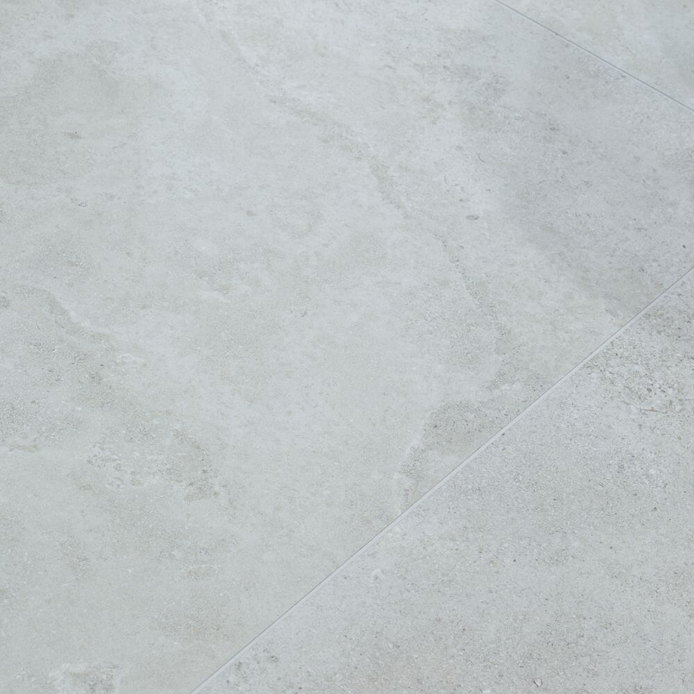 Minimalistyczna aranżacja z płytkami Limestone