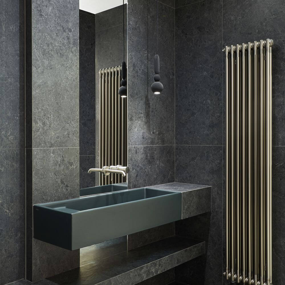 Łazienka w stylu nowoczesnym z czarnymi płytkami Limestone Belgium Black