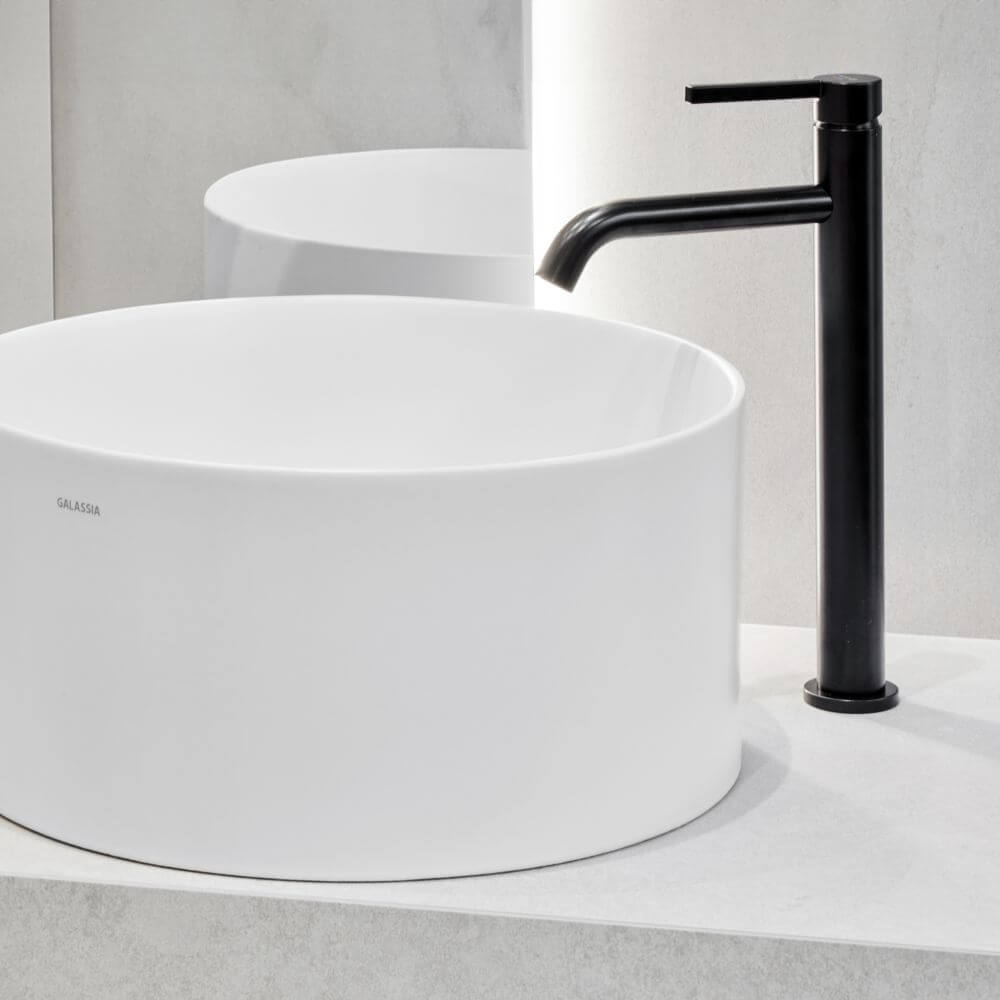 Minimalistyczna łazienka z płytkami Double White Linear Mat