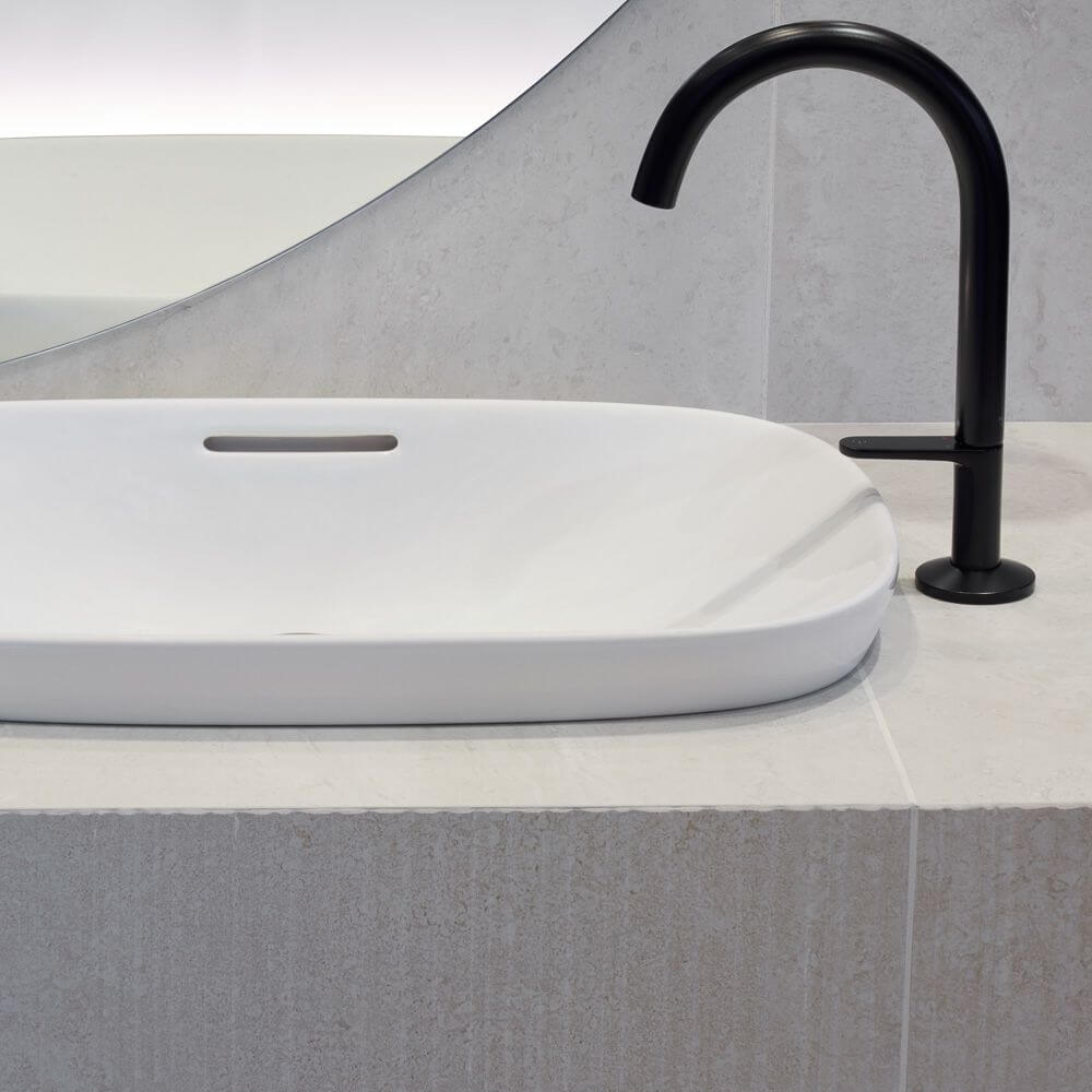 Łazienka w chłodnych odcieniach z płytkami Authentic Lux Stone Montpellier Cannete