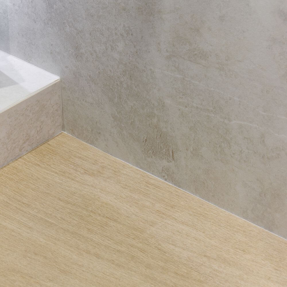 Nowoczesna łazienka z płytkami Rock Salt Gold Naturale Florim