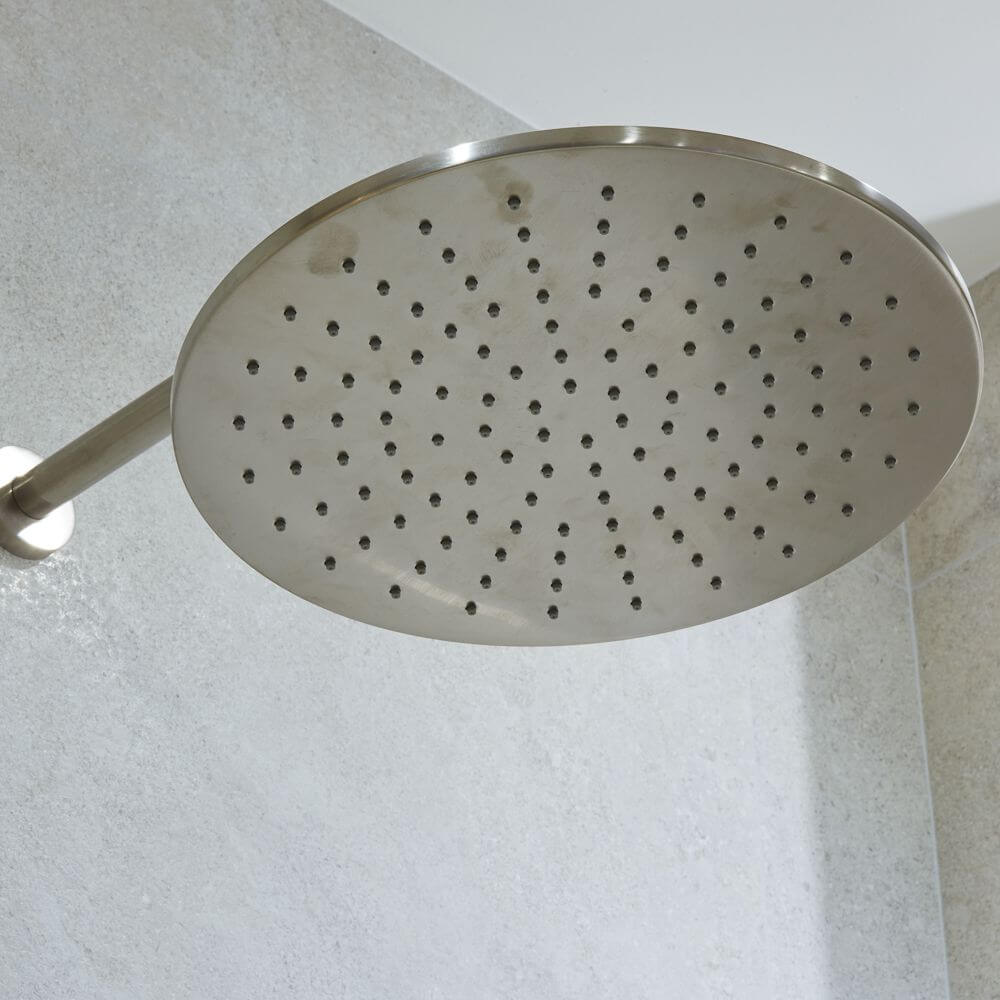 Minimalistyczna aranżacja z płytkami Limestone
