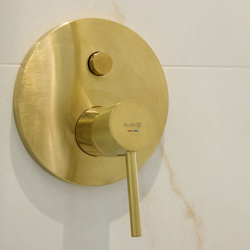 Łazienka w stylu glamour z płytkami Blanco Mare Gold