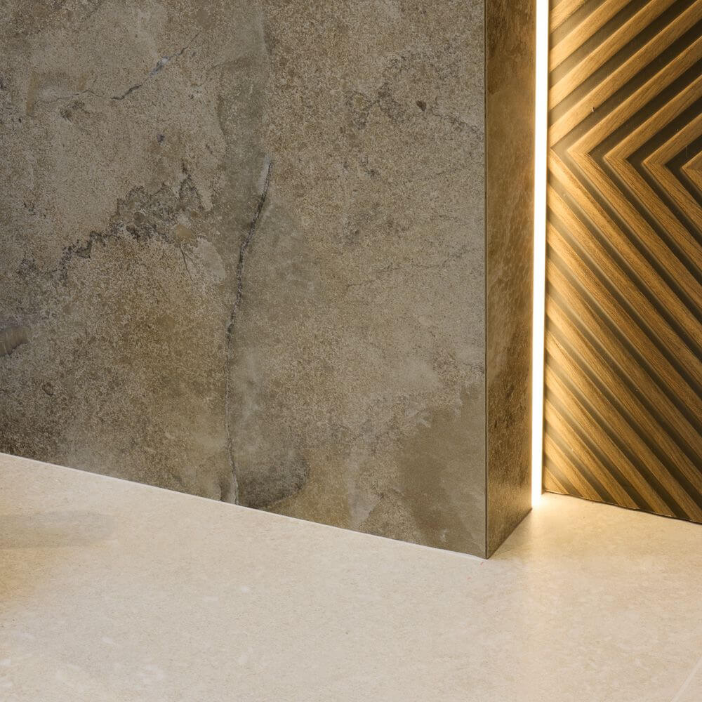 Łazienka w stylu glamour z płytkami Stone Art White i geometrycznym wzorem