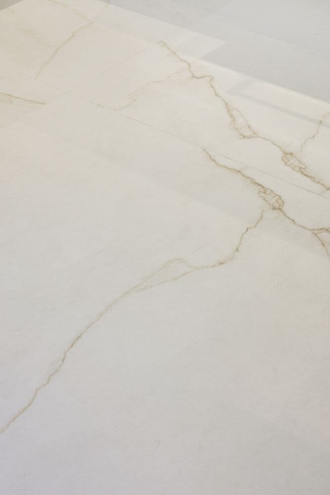 Łazienka w stylu glamour z płytkami Blanco Mare Gold