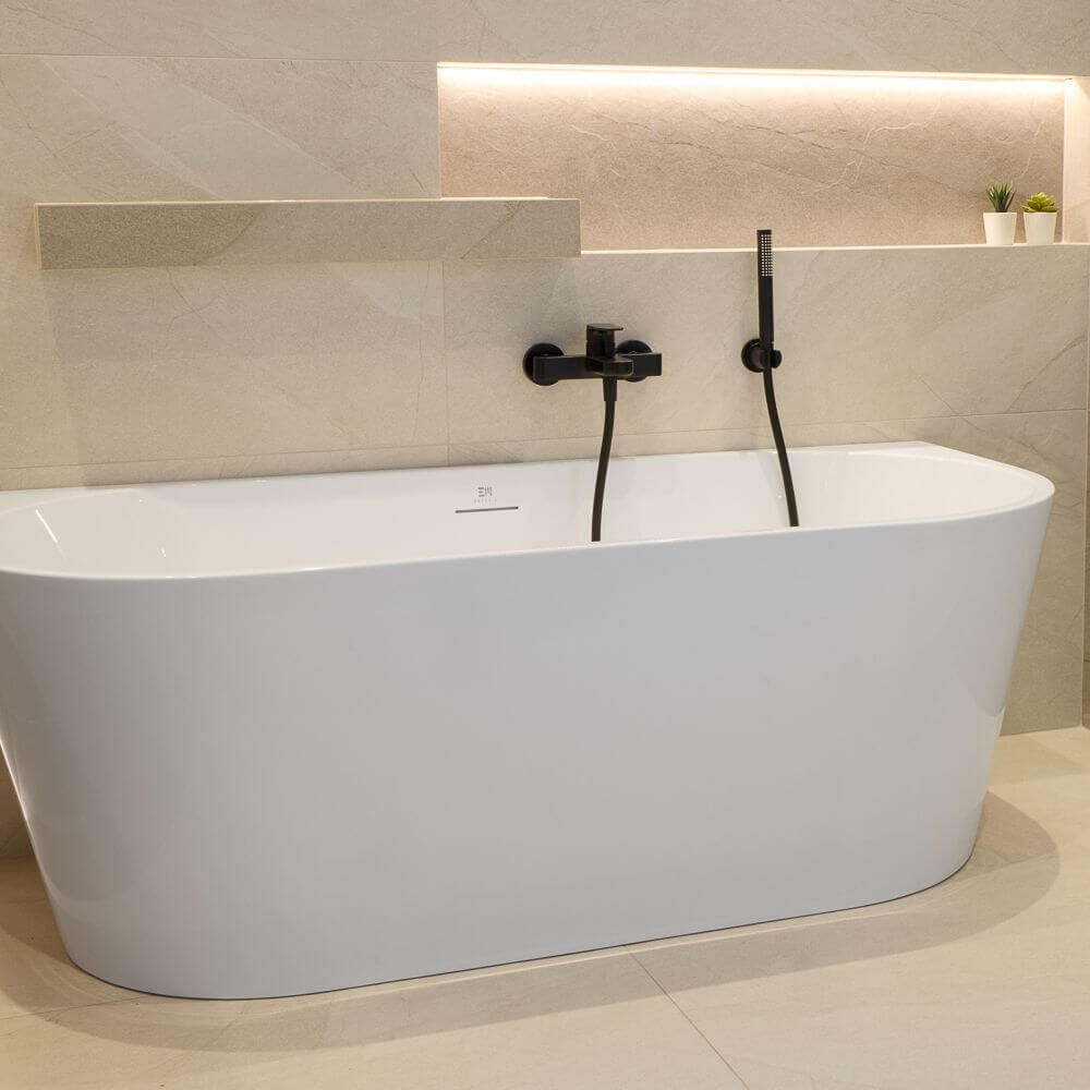 Nowoczesna łazienka w stylu spa z płytkami Halley White i czarną armaturą