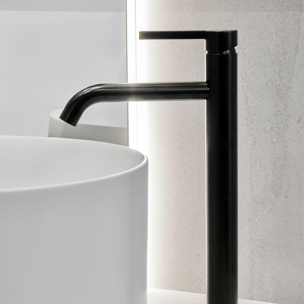 Minimalistyczna łazienka z płytkami Double White Linear Mat