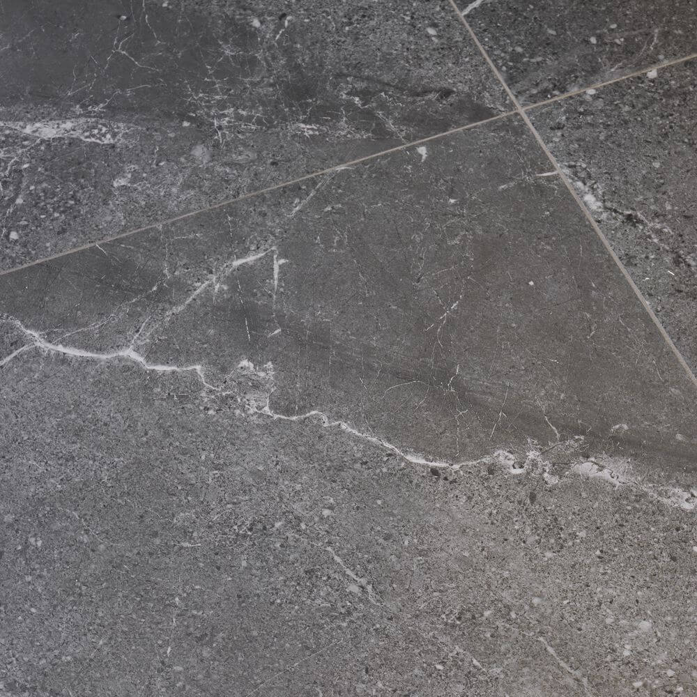 Kontrastowa łazienka z płytkami Estello Grey Mat i zieloną mozaiką