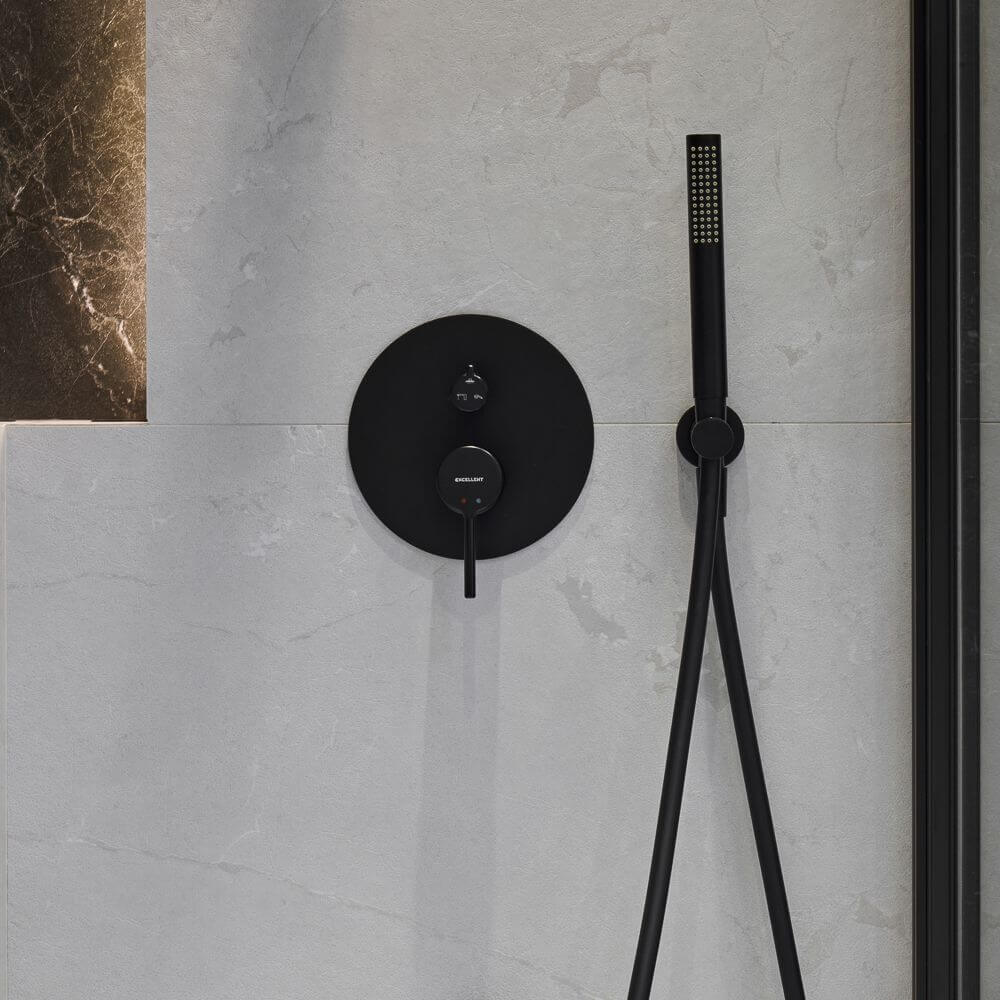 Kontrast w nowoczesnej łazience czarne płytki Gekko Black Mat